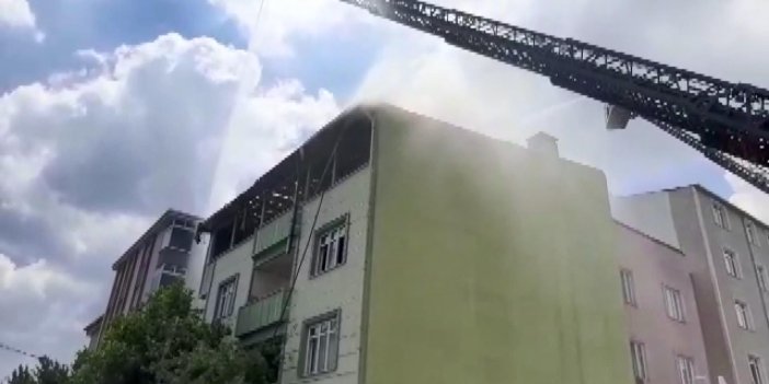 Avcılar'da binanın çatısı alev alev yandı