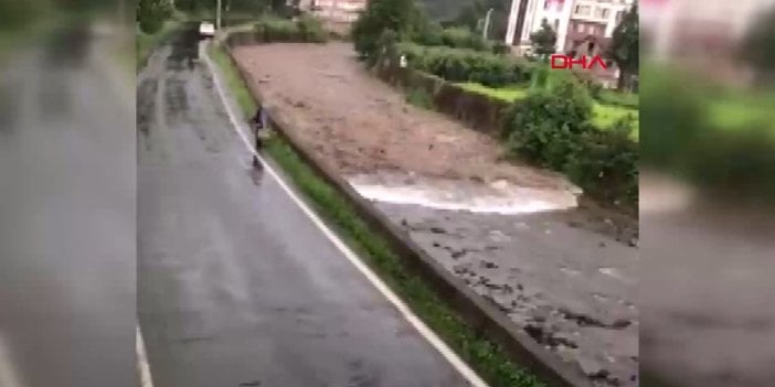 Dağları yararak geldi dere yatağını doldurdu. Selin geldiği anlar kamerada