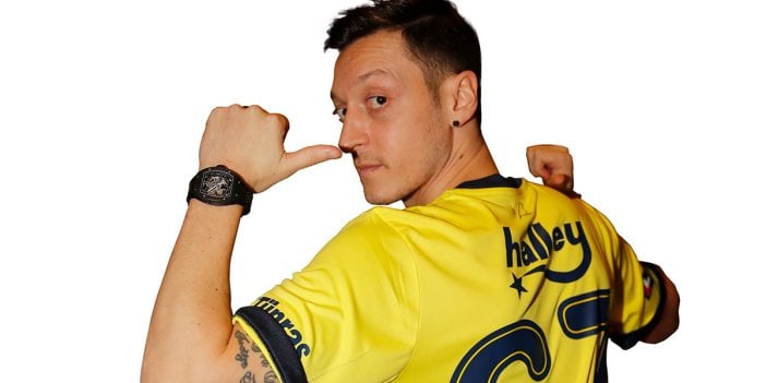 Mesut Özil balmumu heykeliyle bir arada