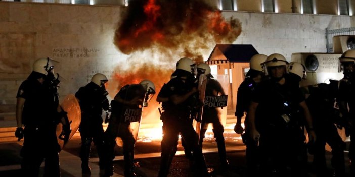 Yunanistan'da aşı karşıtları polisle çatıştı