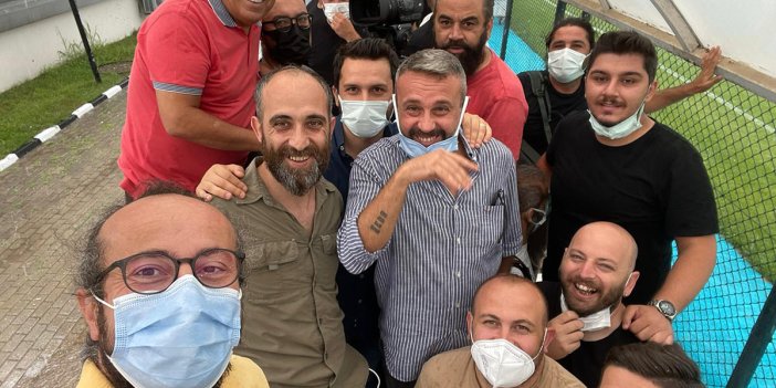 Beşiktaş muhabirlerinden yağmur selfiesi