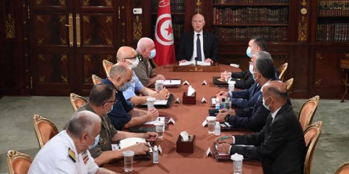 Tunus'ta Cumhurbaşkanı askerlerle birlikte darbe yaptı