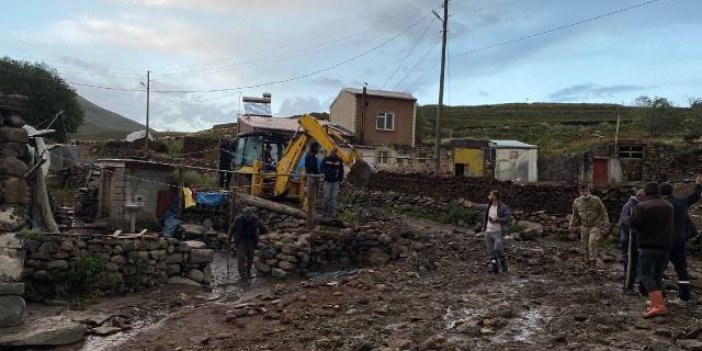 Ardahan'da sağanak: Yol ve evleri su bastı