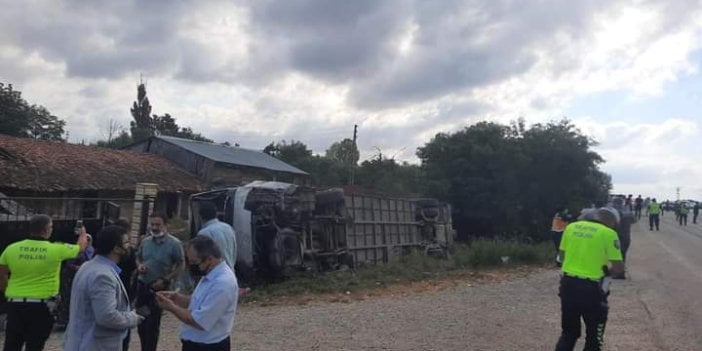 Memurları taşıyan otobüs devrildi. Yaralılar var