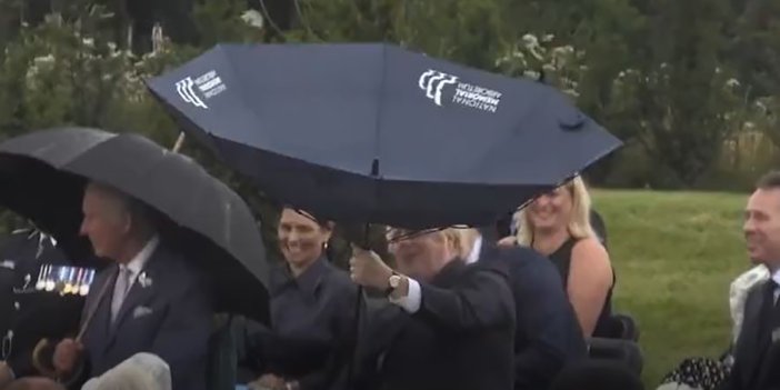 Protokoldeki kadınlar kıkır kıkır güldü. Boris Johnson şemsiye açarken 'Sakar Şakir' durumuna düştü