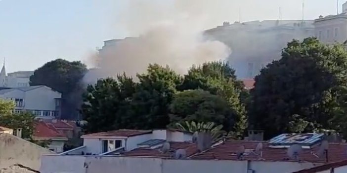 Beyoğlu'nda lisenin çatısında yangın
