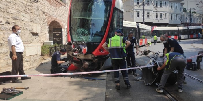 İstanbul'da tramvay elektrik direğine çarptı