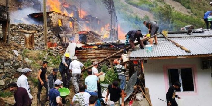 Artvin'de de yangın başladı: 10'a yakın ahşap ev yandı