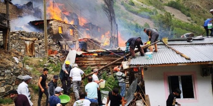 Artvin Yusufeli'nde yangın: Çok sayıda ev yandı.