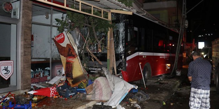 Halk otobüsü markete daldı: 8 yaralı