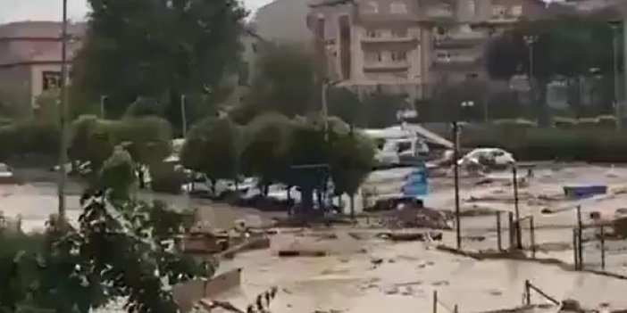 Sinop'ta araçlar sular altında kaldı