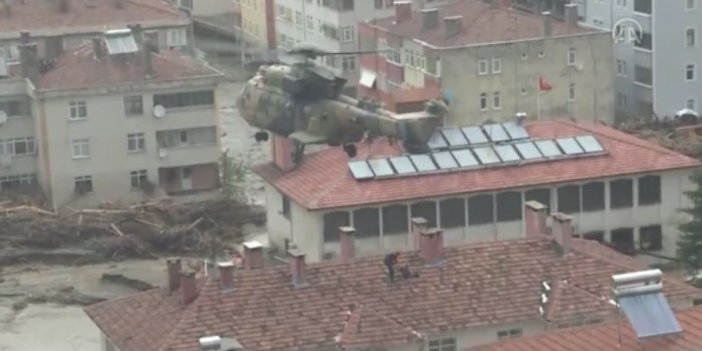 Kastamonu'daki selde çatılara çıkan vatandaşları TSK helikopterle kurtardı