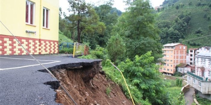 Bahçesi heyelanda sürüklenen okulda eğitime devam edilecek