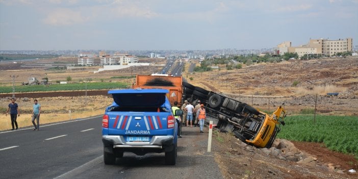 Tır şarampole devrildi. 3 yaralı