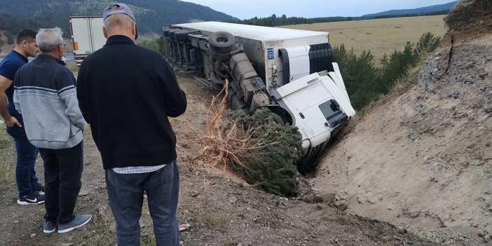 Kars'ta şarampole devrilen tırın sürücüsü yaralandı