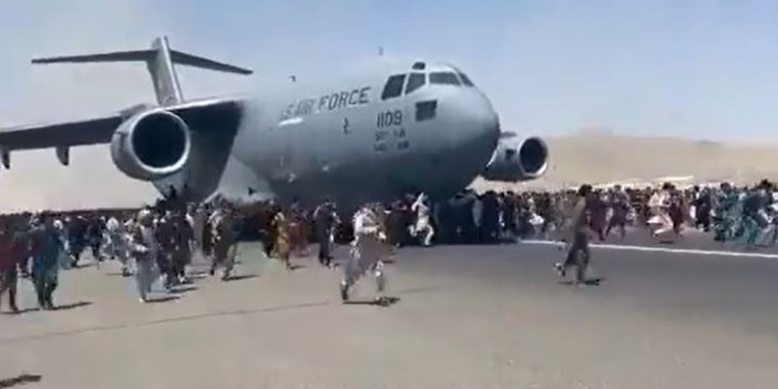 Afganlar Taliban'dan kaçmak için giden uçağa binmeye çalıştı