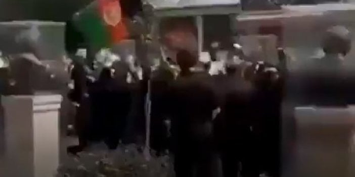 Afganistan'da erkekler uçağın tekerine tutunup kaçtı! Türk kadınları direnişe geçti...