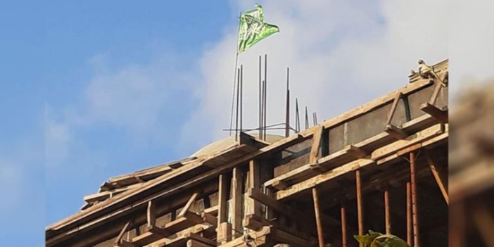 Cami inşaatına hilafet bayrağı astılar