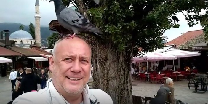 Ünlü savaş muhabiri Burak Ersemiz güvercinlerin istilasına uğradı. Bunlar kaçmayan cinsten insanın cebindeki yemi yiyorlar