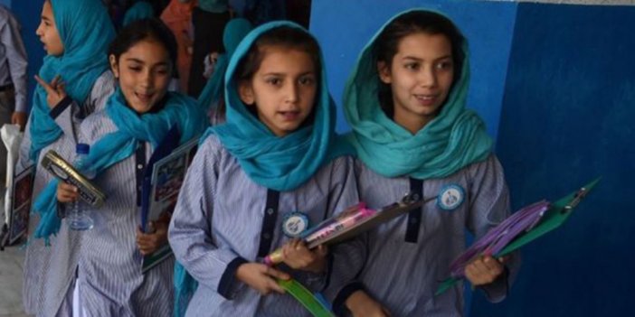 Taliban'dan Afganistan'daki erkek ve kız öğrenciler hakkında karar