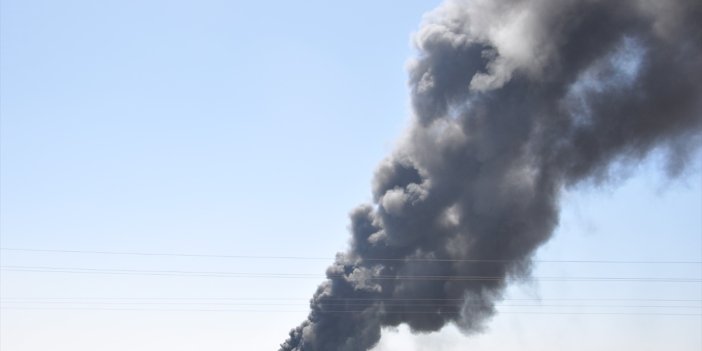 Mardin'de fabrika yangını. Gökyüzünü kara bulutlar kapladı