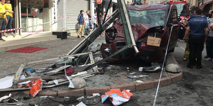 İstanbul'da korkunç kaza! Yolcu dolu durağa daldı, ölü ve yaralılar var