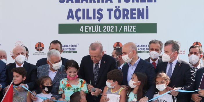 Erdoğan kurdeleyi erken kesen küçük çocuğun başına bakın ne yaptı