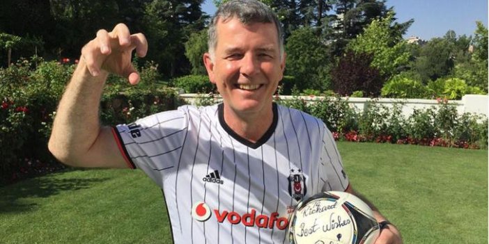 İngiltere'nin eski Ankara Büyükelçisi Richard Moore'dan yeni Büyükelçiye 'Beşiktaş' yanıtı