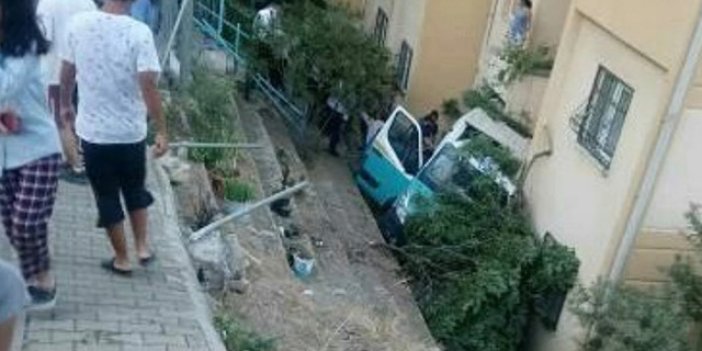 Freni patlayan servis minibüsü bahçeye uçtu: 20 yaralı