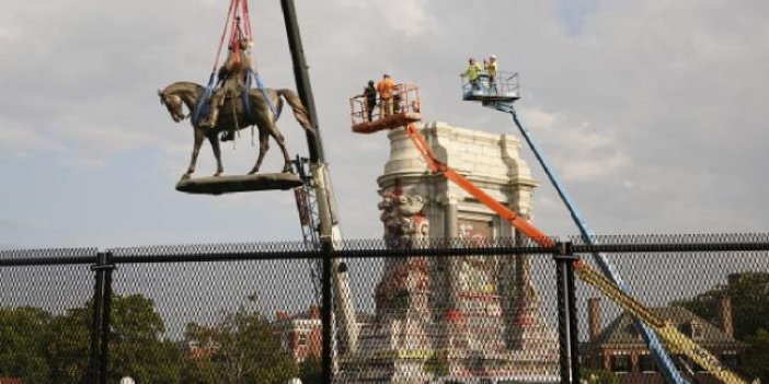 ABD'de kölelik yanlısı generalin heykeli yıkıldı