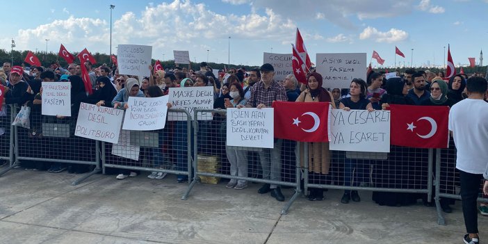 İstanbul’da aşı karşıtlarından miting. Dikkat çekici pankartlar