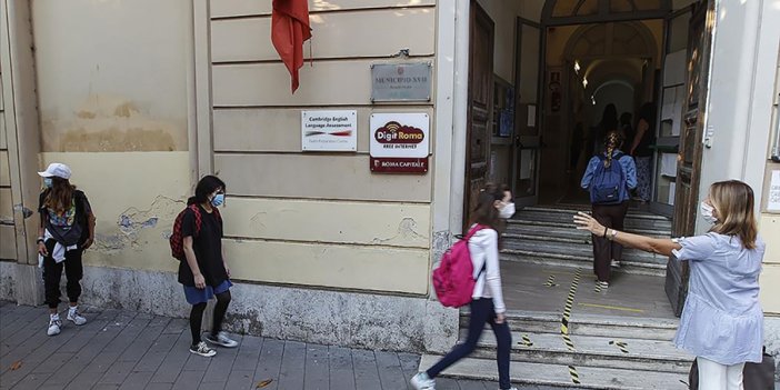 İtalya'da 4 milyon öğrenci korona önlemleri eşliğinde ders başı yaptı