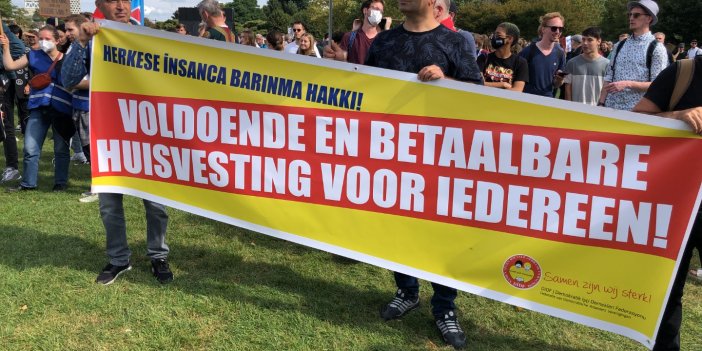 Hollanda'da konut azlığı protesto edildi. E bunları da Türkiye'ye getirin bari