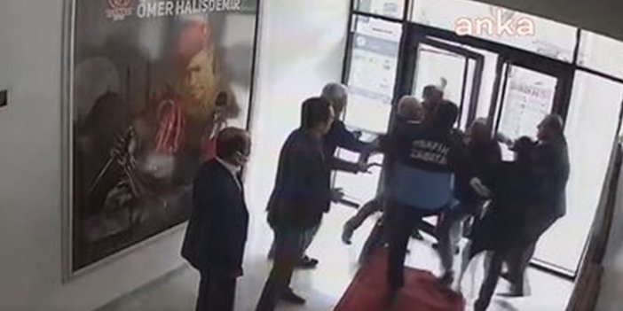 AKP’li başkan belediye binasında vatandaşı tekme tokat dövdü