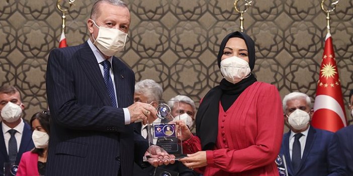 Erdoğan sevdiği gazetecilere ödül verdi