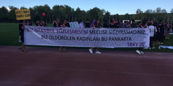 ODTÜ'lü öğrencileri mezuniyet töreninde birbirinden mizahi pankart taşıdılar