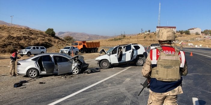 2 otomobilin çarpıştığı kazada 1 kişi öldü, 13 kişi yaralandı