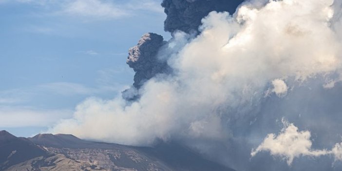 Etna Yanardağı yeniden lav püskürttü
