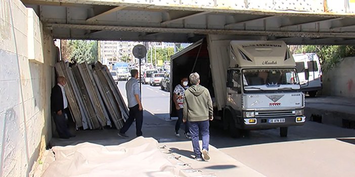 Aksaray'da kamyonet girdiği köprü altında sıkıştı. İstanbul'un her yeri haber