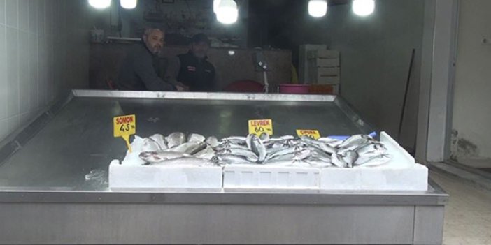 Karadeniz'de fırtına nedeniyle balık fiyatları arttı