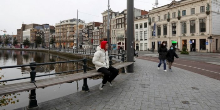 Hollanda'da sosyal mesafe kuralı kalktı, korona kartı uygulaması başladı