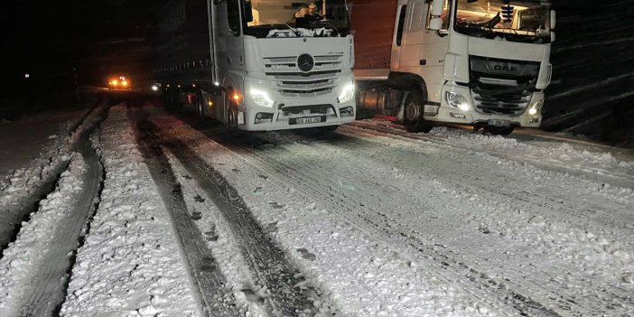 Ardahan'da kar ve tipi nedeniyle ulaşım kilitlendi, araçlar devrildi