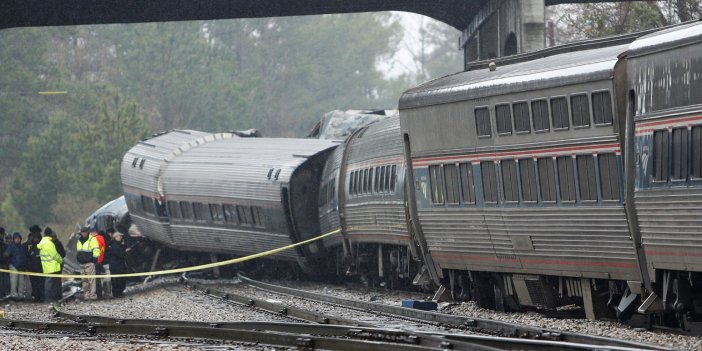 ABD'de yolcu treni raydan çıktı: En az 3 ölü, çok sayıda yaralı