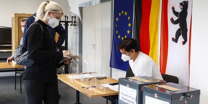 Almanya'da seçmenler sandık başında