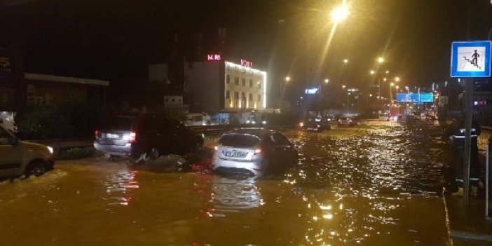Trabzon’u sağanak vurdu: Sürücüler zor anlar yaşadı