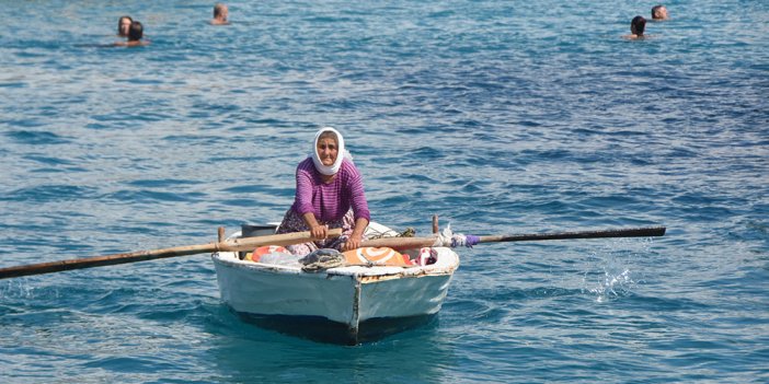 82 yaşındaki kadın ekmek parasını kürek çekerek denizden çıkarıyor