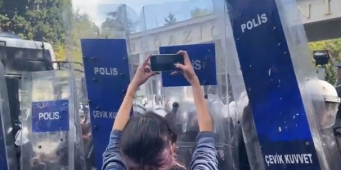Gazeteci kızın görüntü alma çabası. Boğaziçi Üniversitesi önünde öğrenciler gözaltına alınırken polis barikatı ve gazeteci kız