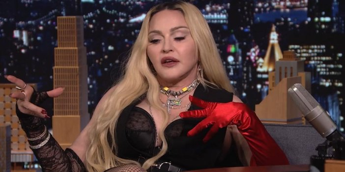 63 yaşındaki Madonna canlı yayında önce masaya uzandı sonra eteğini açtı
