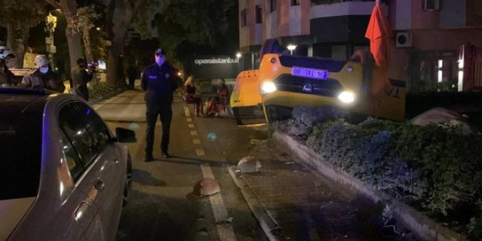 İstanbul'da taksi takla attı