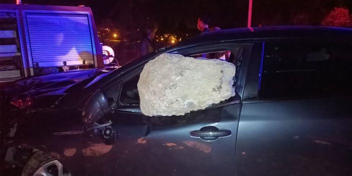 Tokat'ta çarptığı kaya aracına saplandı